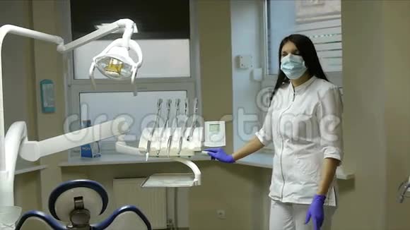 牙医邀请病人坐在牙科椅上视频的预览图