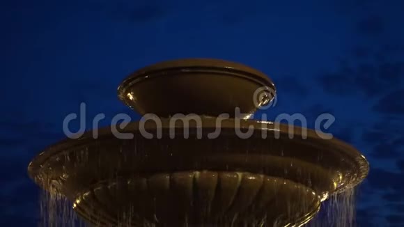 喷泉在夜空中升起视频的预览图