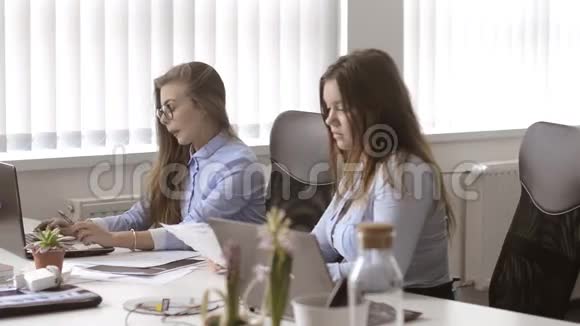 两个女孩在办公室检查文件其中一个发现了一个巨大的错误视频的预览图