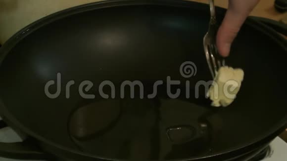 男性的手忽略了锅里的黄油俄罗斯菜视频的预览图