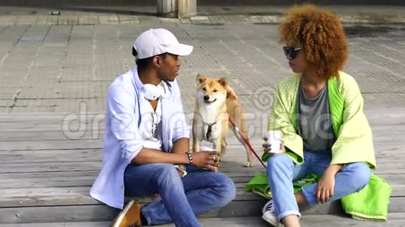 年轻的一对皮肤黝黑的好朋友在城市户外娱乐视频的预览图