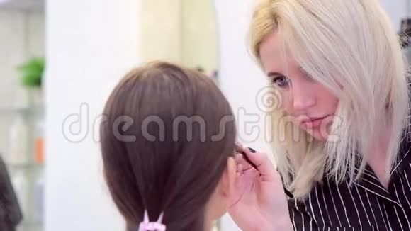 特写化妆师与模特合作的脸视频的预览图