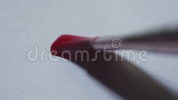 画笔在白纸画布上画出红色的水彩心视频的预览图
