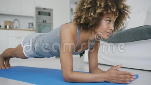 美丽的女人在A家训练腹肌视频的预览图