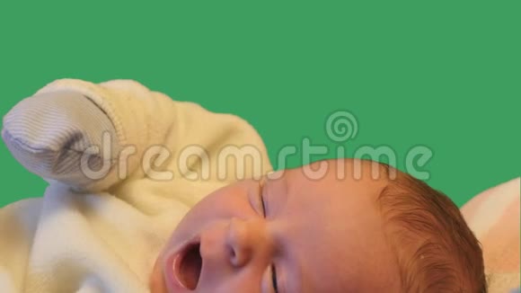 可爱的新生儿希望睡觉和打呵欠的绿色屏幕视频的预览图