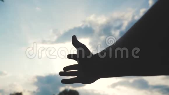 蓝天背景上的宗教手概念男人的手延伸到上帝的生活方式信仰和幸福视频的预览图