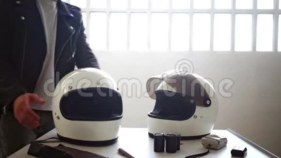 夫妻俩戴着摩托车头盔视频的预览图
