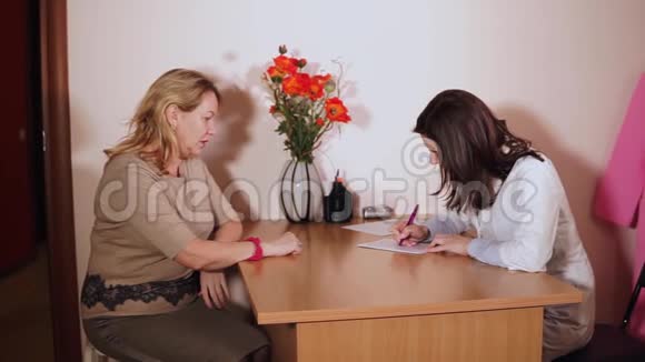 一位中年妇女来私人诊所看病视频的预览图