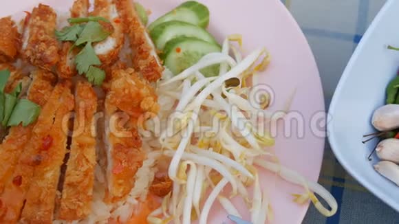 泰国菜豆荚炒鸡饭视频的预览图