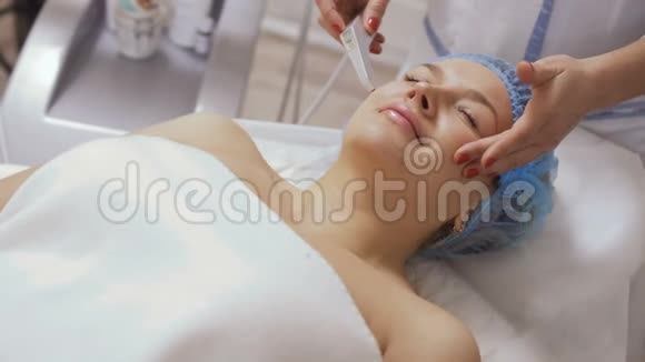 美容师进行非注射氧介治疗视频的预览图