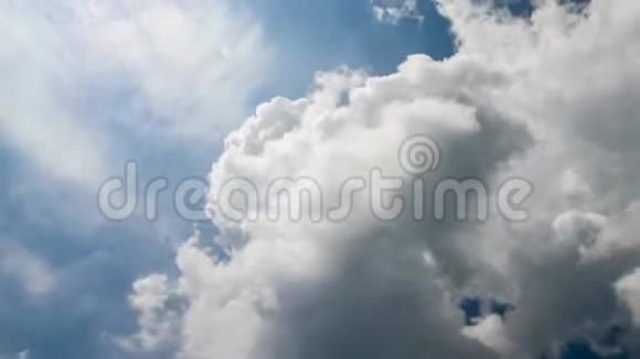 4K云在天空中形成的时间流逝视频的预览图