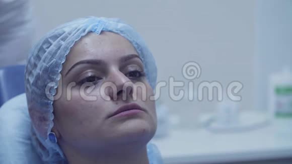 牙科检查开始时一名妇女在牙科椅上的肖像视频的预览图