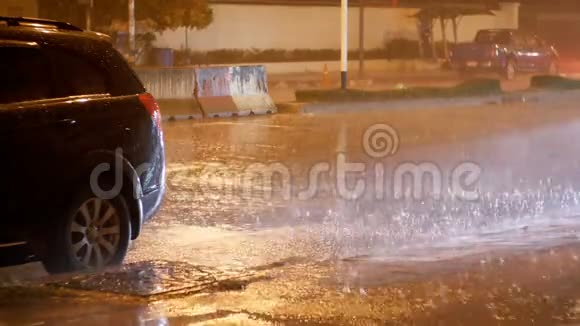 亚洲道路夜间热带降雨汽车在大雨下站立和滑行泰国视频的预览图