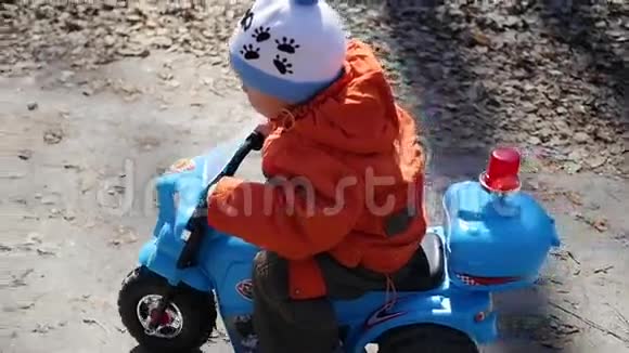 一个快乐的孩子骑着电动车视频的预览图