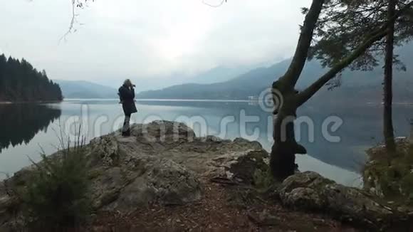4K女孩拍摄令人惊叹的博欣吉湖全景朱利安阿尔卑斯山特里格拉夫国家公园斯洛文尼亚欧洲冬季视频的预览图