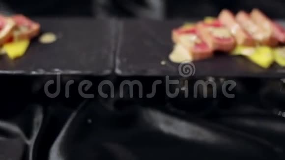 黑桌上的新鲜寿司视频的预览图