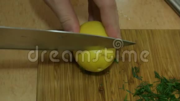 男性手切柠檬俄罗斯菜视频的预览图