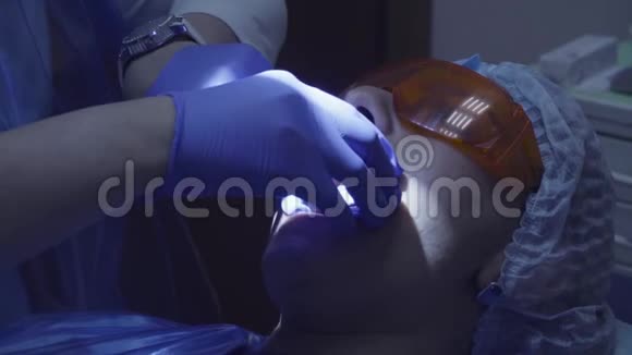 牙科手术开始时坐在牙科手术椅上的妇女的画像视频的预览图