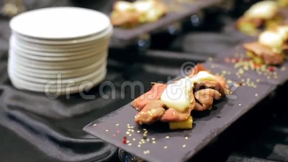 黑桌上的新鲜寿司视频的预览图