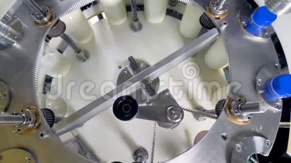 牛奶装瓶和盖线的顶部视图视频的预览图