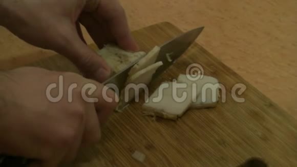男性手切猪油俄罗斯菜视频的预览图