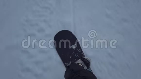 从山顶俯瞰滑雪者视频的预览图
