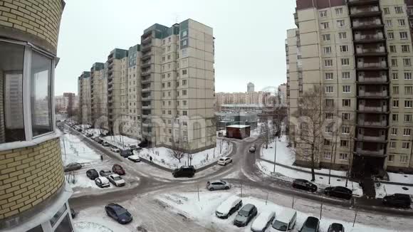 普通的冬季阴天在圣彼得堡的院子里高层建筑延时录像视频的预览图