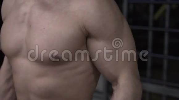 运动型运动员的特写裸躯干与杠铃在健身房锻炼视频的预览图