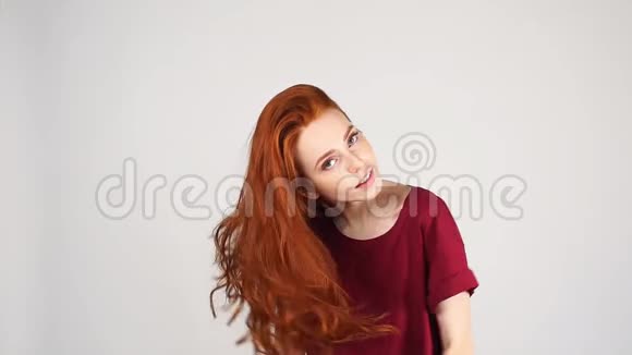 白色背景下红头模型的流行肖像完美女孩在工作室摆姿势慢动作视频的预览图