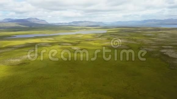 飞越冰岛美丽茂盛的夏季景观视频的预览图