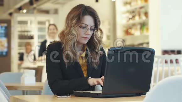 忙碌的女商人在咖啡馆工作视频的预览图