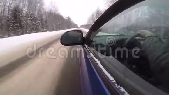 冬天在乡间公路上开车侧视后视镜视频的预览图