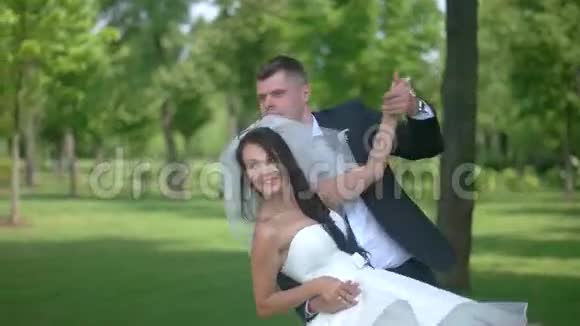自然背景下的婚礼情侣视频的预览图