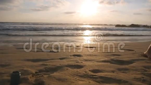 穿泳衣的年轻女子在日落时去海边洗澡美丽的少女在海上漫步视频的预览图