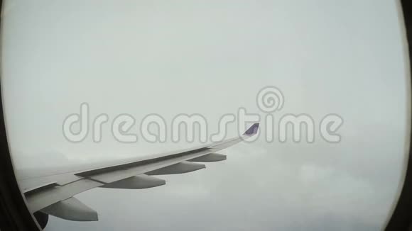飞机在暴风雨的天空中飞行视频的预览图