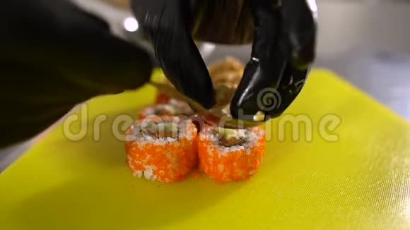厨师的手准备日本菜厨师做寿司准备寿司卷放一个很好吃的馅视频的预览图