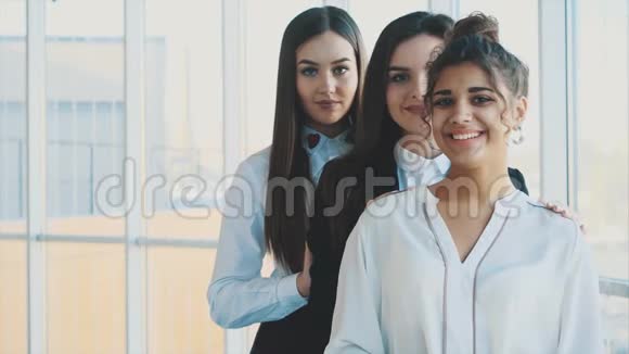 三个女商人在办公室工作视频的预览图