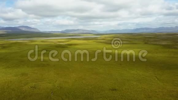 在冰岛郁郁葱葱的夏日风景中飞翔视频的预览图