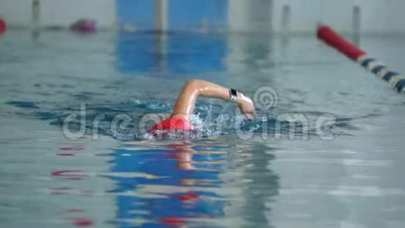 缓慢运动女运动员以爬行的方式缓慢游泳视频的预览图