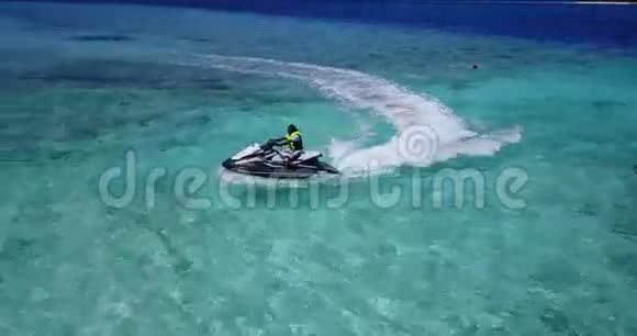 V06203无人驾驶飞机观看马尔代夫白色沙滩喷气机乘坐阳光明媚的热带天堂岛与水视频的预览图