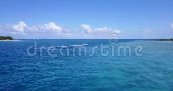 V06193无人驾驶飞机观看马尔代夫白色沙滩喷气机乘坐阳光明媚的热带天堂岛与水视频的预览图