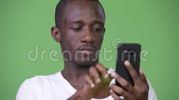 年轻悲伤的非洲男人用电话接坏消息视频的预览图