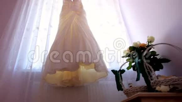 结婚纪念日新娘裙子挂在窗户上视频的预览图