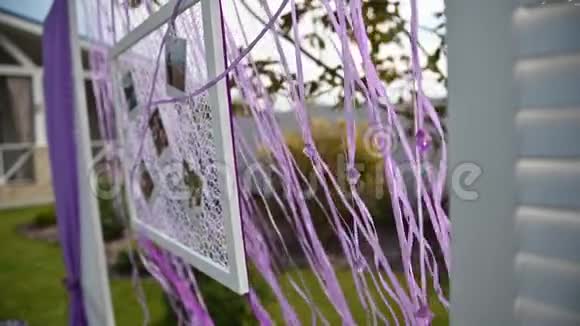 婚礼装饰在风中风在春天的阳光下吹出五颜六色的丝带视频的预览图