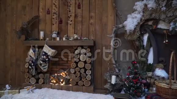 仙女门附近的木制壁炉视频的预览图