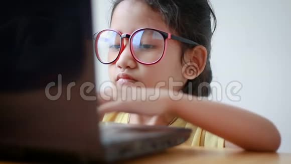 有声音的亚洲小女孩用手提电脑视频的预览图