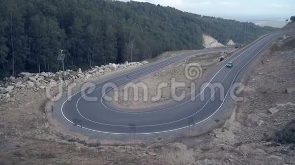 汽车穿过蜿蜒的山路从4k山顶眺望视频的预览图