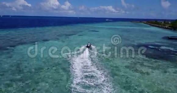 V06176无人机空中飞行无人机马尔代夫白色沙滩乘坐阳光明媚的热带天堂岛与水视频的预览图