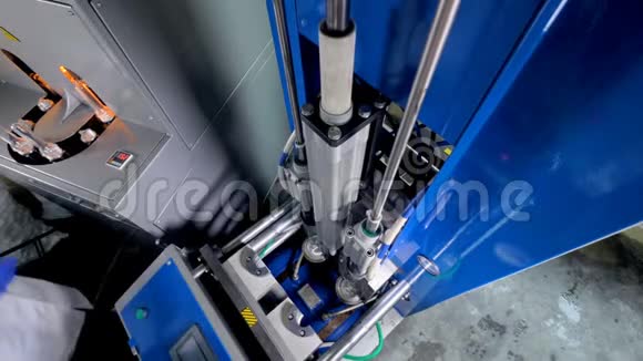 工厂吹塑机操作的顶部视图PET瓶生产线视频的预览图