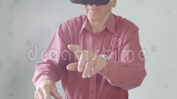 戴虚拟现实护目镜的老人视频的预览图